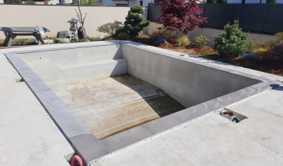 Pose et installation de margelles de piscine en grès et pierres naturelles proche de Lyon 