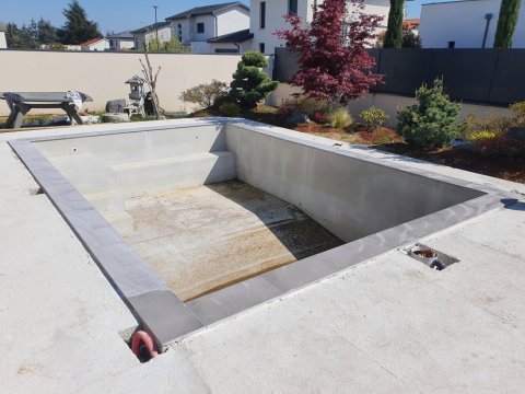 Pose et installation de margelles de piscine en grès et pierres naturelles proche de Lyon 