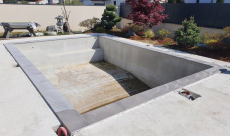 Pose et installation de margelles de piscine en grès et pierres naturelles proche de Lyon 