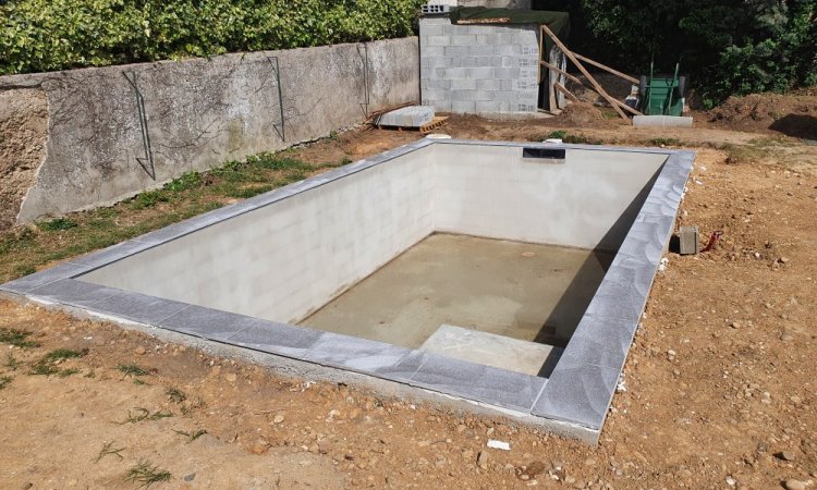 Pose et installation de margelles de piscine en grès et pierres naturelles proche de Lyon 